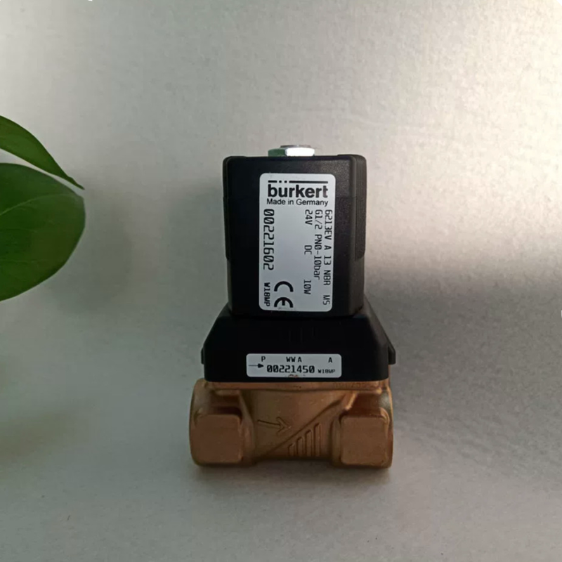0-10 بار مقاومت به فشار Burkert 00221618 نوع 6213 شیر سولینوئید، مهر و موم NBR 13 سوراخ G3 / 4 رشته، خانه مس DC24V 8W برای لوله های -10 ~ 80 ° C